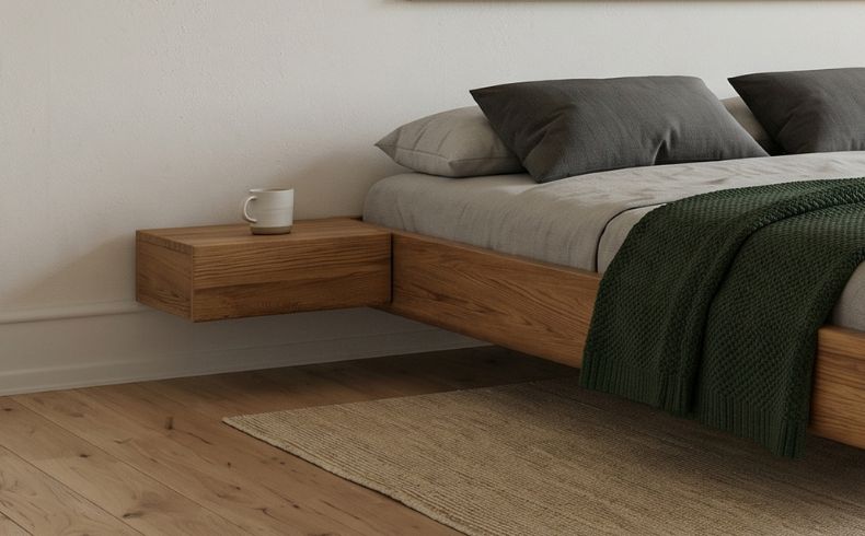 Schwebebett aus Eiche mit integrierten Nachttischen