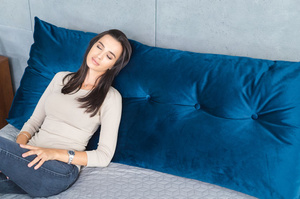 Dunkelblaues Tageskissen Visby Triangel für ein Kopfteil aus Holz für das Schlafzimmer / Stoff French Velvet 670