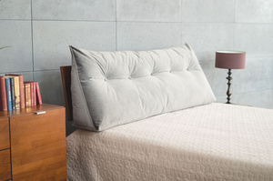 Graues Tageskissen Visby Triangel für ein Kopfteil aus Holz für das Schlafzimmer / Stoff French Velvet 666