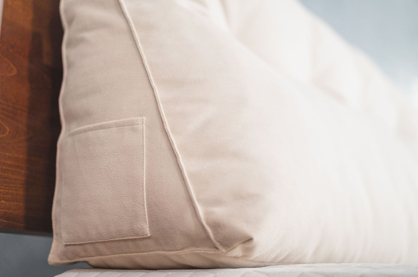 Beiges Tageskissen Visby Triangel für ein hölzernes Bettkopfteil im Schlafzimmer / Stoff Casablanca 2302