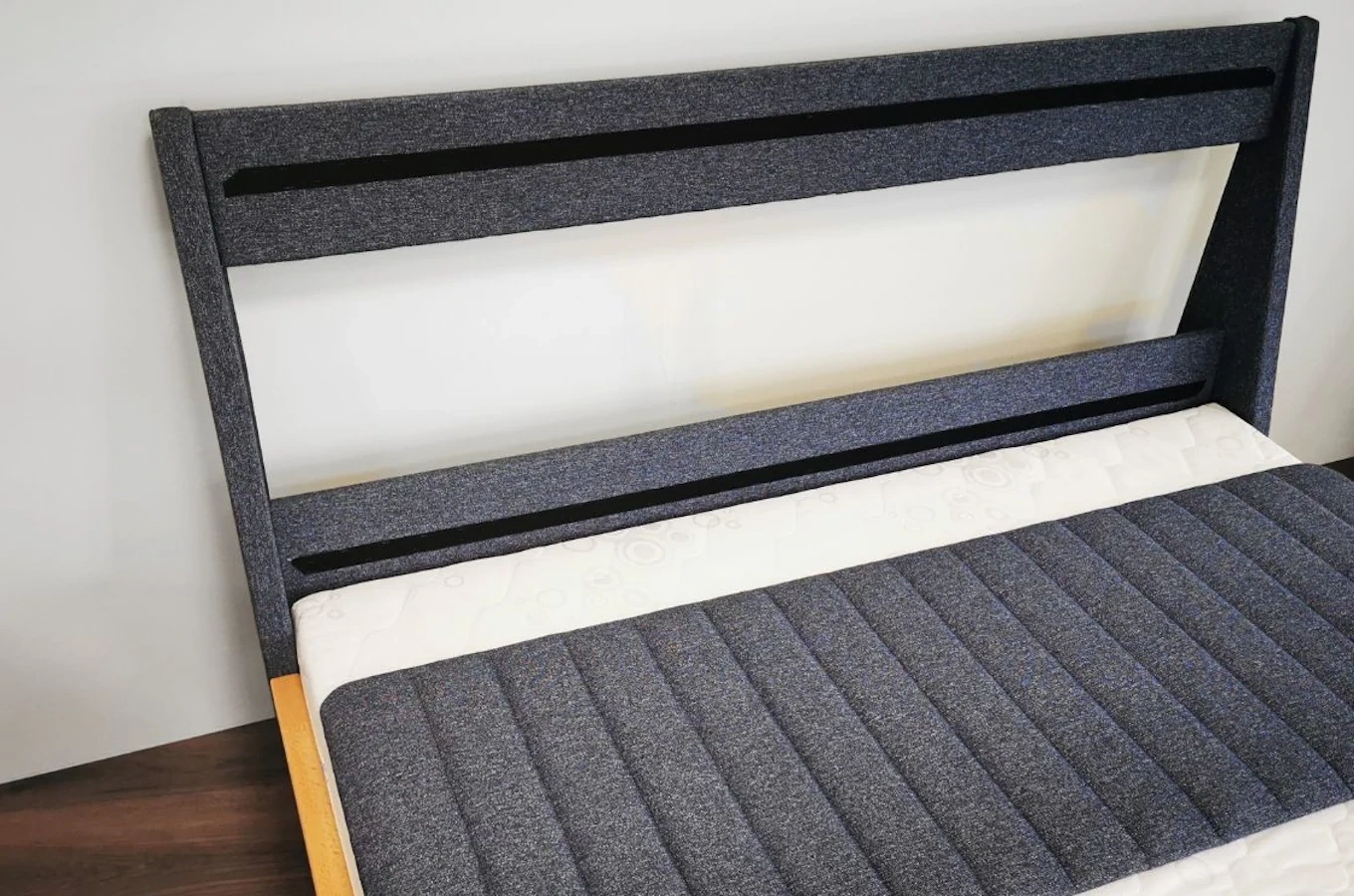 Schwebendes Bett aus Buchenholz Visby ULF