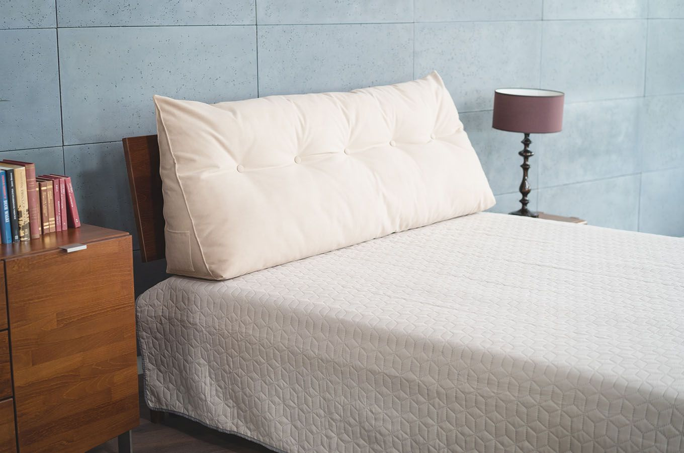 Beiges Tageskissen Visby Triangel für ein hölzernes Bettkopfteil im Schlafzimmer / Stoff Casablanca 2302