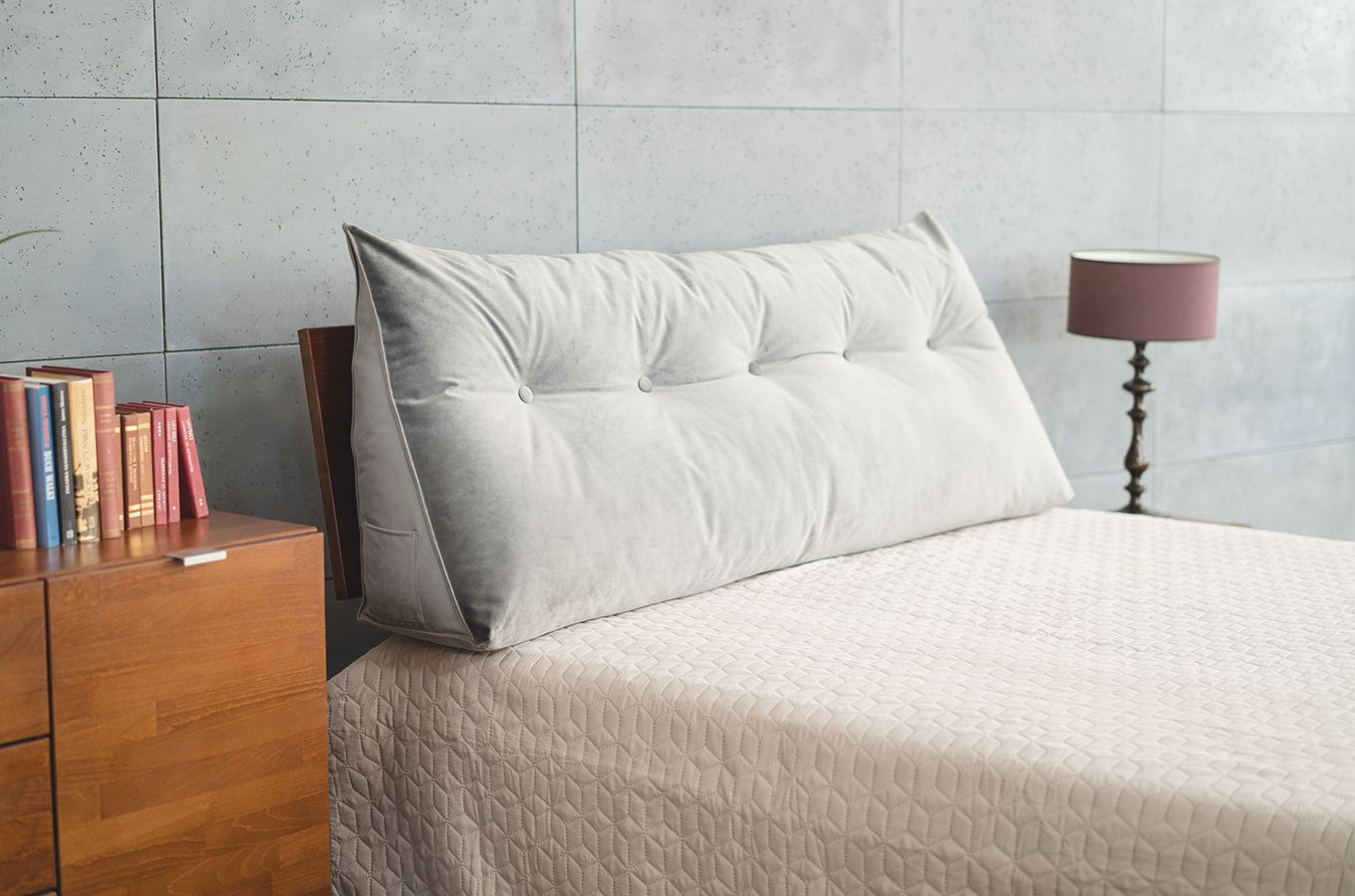 Graues Tageskissen Visby Triangel für ein Kopfteil aus Holz für das Schlafzimmer / Stoff French Velvet 666