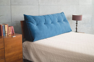 Dunkelblaues Tageskissen Visby Triangel für ein Kopfteil aus Holz für das Schlafzimmer / Stoff French Velvet 670