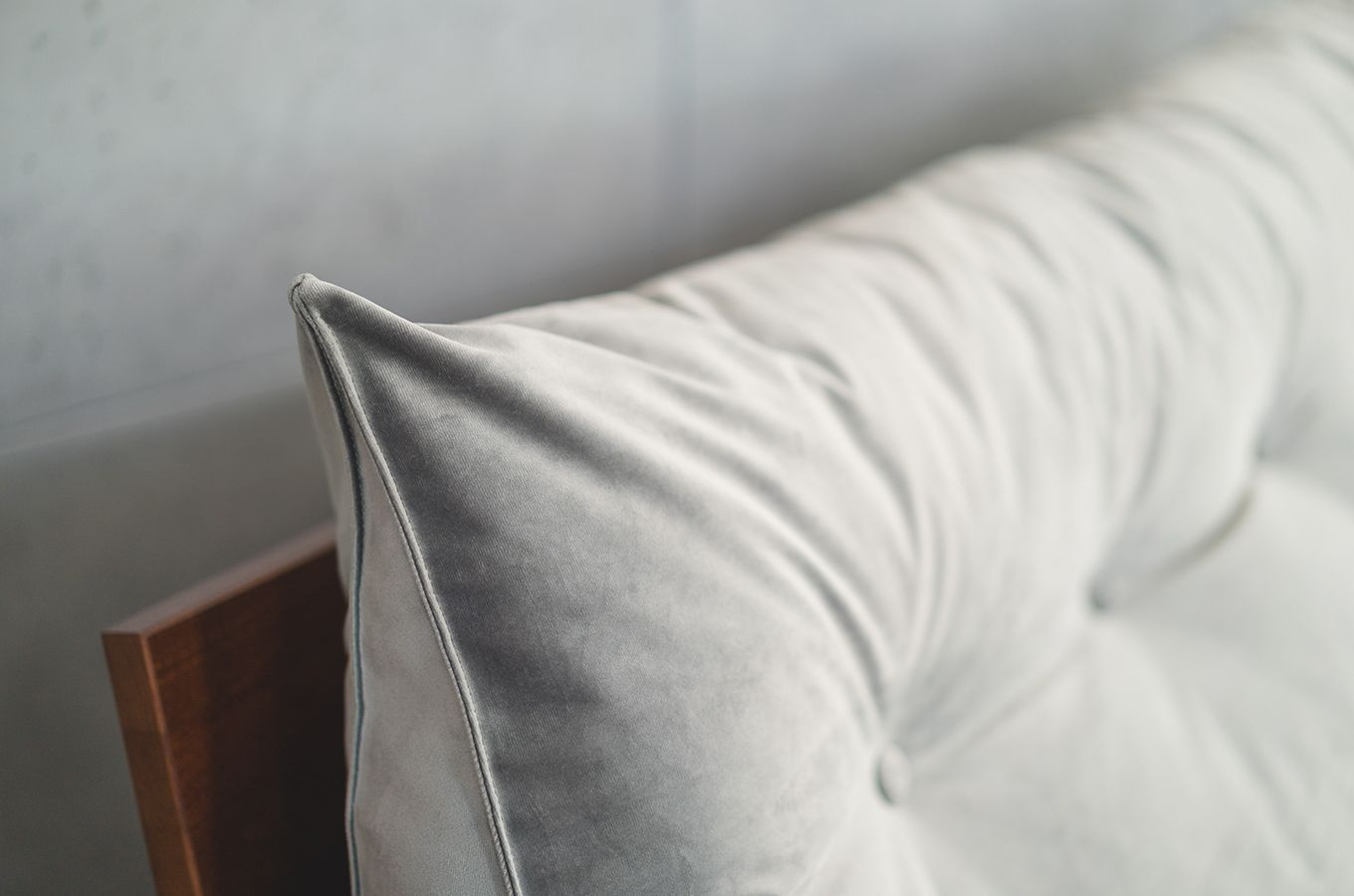 Graues Tageskissen Visby Triangel für ein Kopfteil aus Holz für das Schlafzimmer / Stoff French Velvet 666
