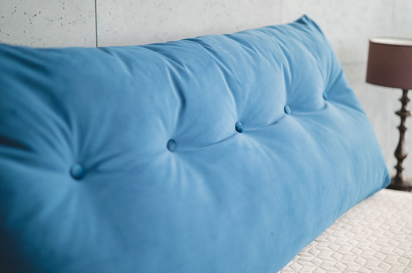 Dunkelblaues Tageskissen Visby Triangel für ein Kopfteil aus Holz für das Schlafzimmer / Stoff French Velvet 670