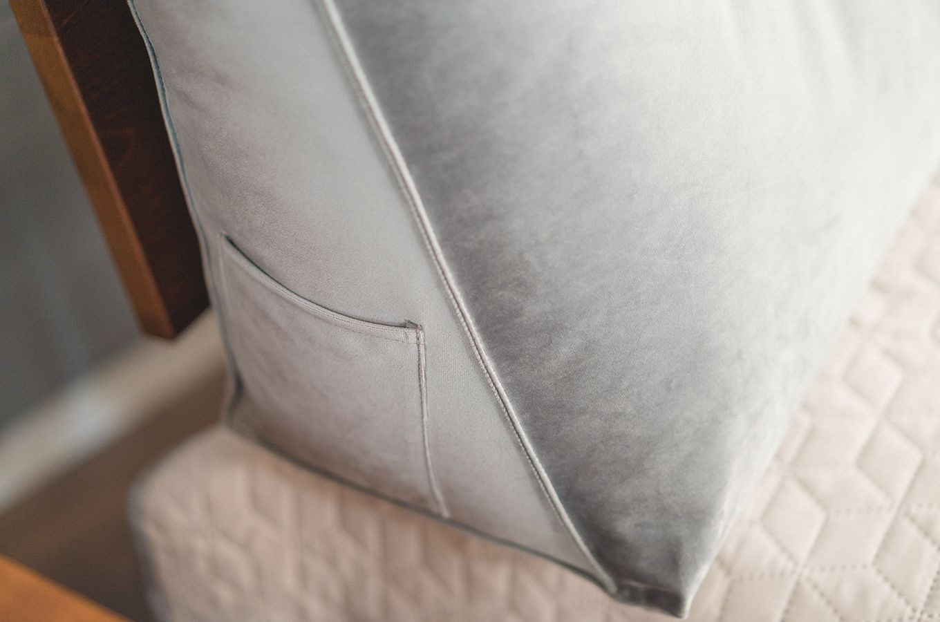 Graues Tageskissen Visby Triangel für ein Kopfteil aus Holz für das Schlafzimmer / Stoff French Velvet 666