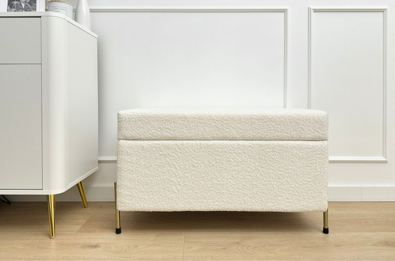 Dancan Borgo Polsterbank Mit Stauraum / Sitztruhe Mit Goldenen Beinen / Fussbank / 80 Cm / Boucle-Stoff creme