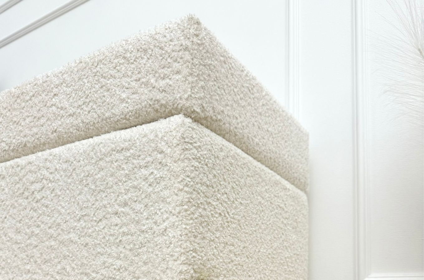 Dancan Borgo Polsterbank Mit Stauraum / Sitztruhe Mit Goldenen Beinen / Fussbank / 80 Cm / Boucle-Stoff creme