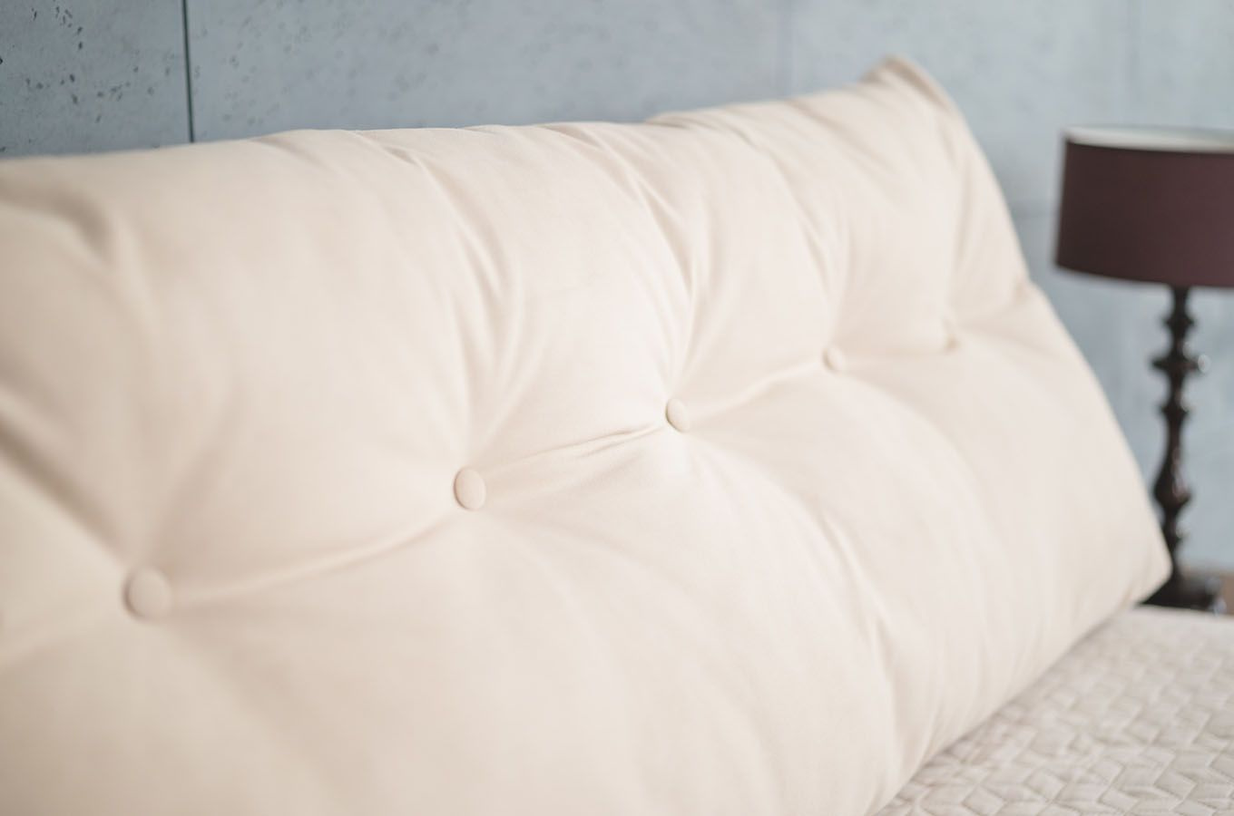 Beiges Tageskissen Visby Triangel für ein hölzernes Bettkopfteil im Schlafzimmer / Stoff Casablanca 2302