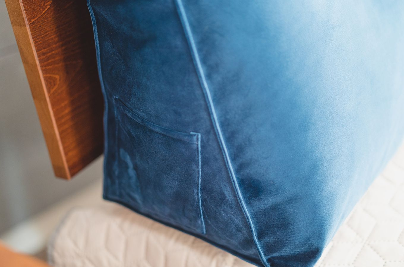 Dunkelblaues Tageskissen Visby Triangel für ein Kopfteil aus Holz für das Schlafzimmer / Stoff French Velvet 670