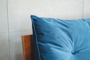 Dunkelblaues Tageskissen Visby Triangel für ein Kopfteil aus Holz für das Schlafzimmer / Stoff French Velvet 670