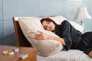 Beiges Tageskissen Visby Triangel für ein hölzernes Bettkopfteil im Schlafzimmer / Stoff Casablanca 2302